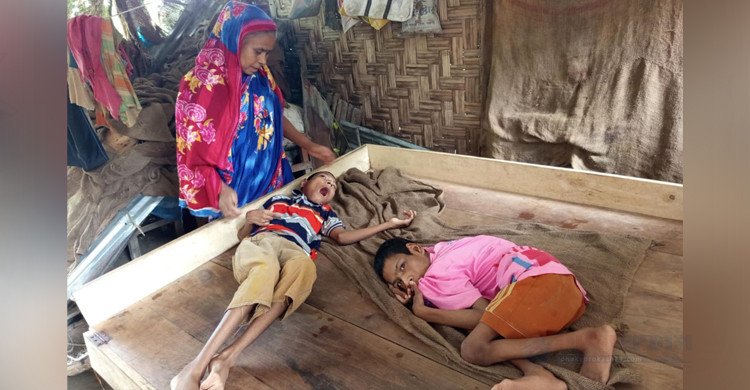 দিনাজপুরে একই পরিবারে দুই প্রতিবন্ধী সন্তান, বৃদ্ধ বাবা-মায়ের মানবেতর জীবনযাপন
